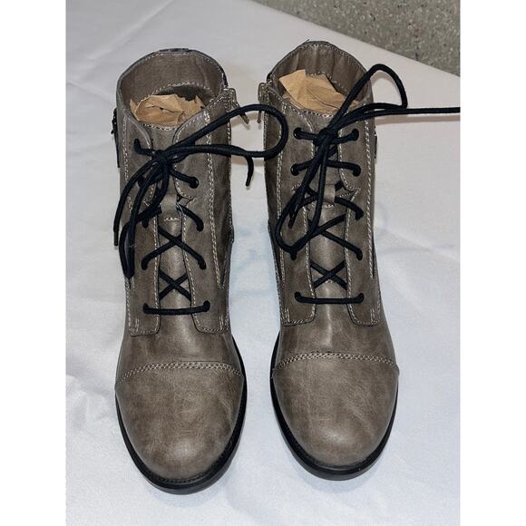 Like New condition Madden Girl Deliah Grey Stone Combat Boots Women’s Size 9.5m - Picture 2 of 8